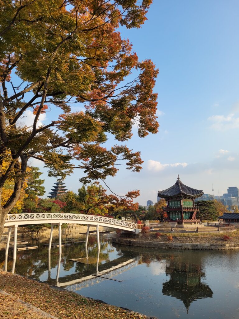 palais de séoul en automne